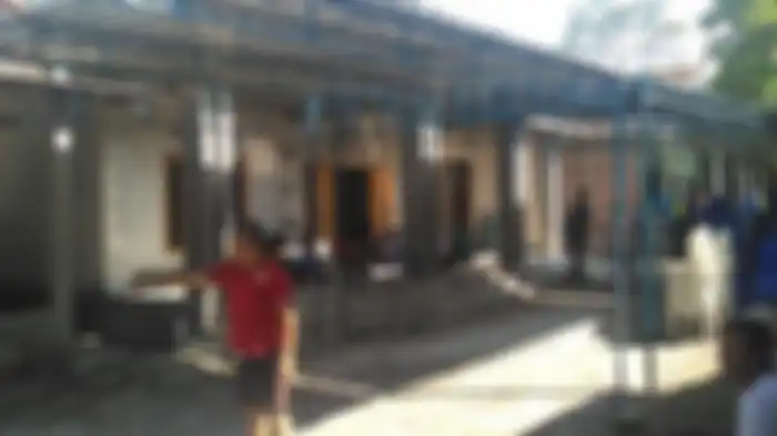 Warga bergotong-royong mendirikan tenda di rumah duka Yasinta Bunga, di Dadapan, Wonokerto, Turi, Sleman, Minggu (23/2/2020).