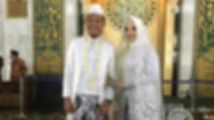 Gelandang Timnas Indonesia, Evan Dimas Darmono dan Istrinya Dewi Zahrani, usai mengucap janji suci pernikahan pada Sabtu (22/2/2020), di Masjid Nasional Al Akbar Surabaya. (SURYA.co.id/Taufiqur Rochman)