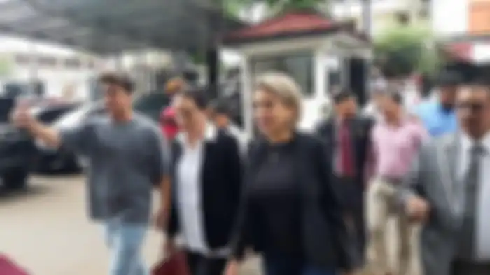 Nikita Mirzani hadir di sidang perdana kasus dugaan KDRT dan penganiayaan terhadap Dipo Latief