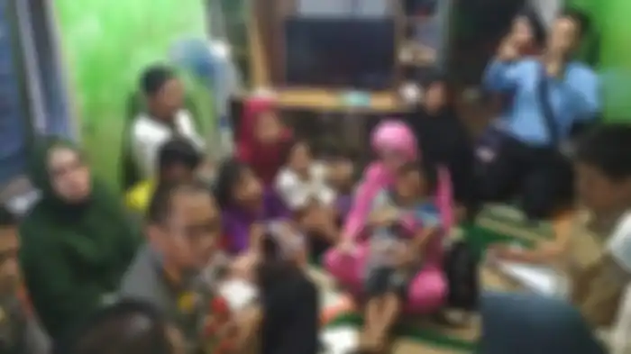 Kapolresta Balikpapan Kombes Pol Turmudi beserta Isinya Ny Tina Turmudi menggendong Balita yatim piatu berusia 1 Bulan 7 Hari di rumah neneknya di RT 20, Kelurahan Sepinggan Raya Kecamatan Balikpapan Selatan.