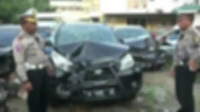 Kondisi mobil setelah menabrak seorang wanita hamil di kawasan Palmerah, Jakarta Barat