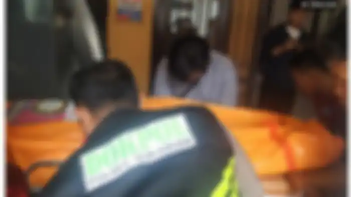Proses evakuasi jenazah FNF yang akan dibawa ke RS Bhayangkar Polri, Jakarta di RSUD Sekarwangi, Cibadak, Sukabumi, Jawa Barat, Rabu (26/2/2020).(KOMPAS.COM/BUDIYANTO) 