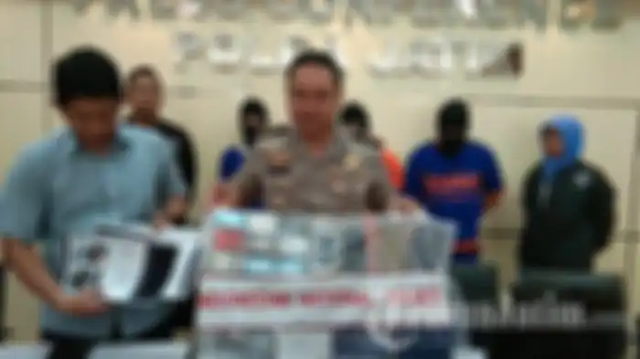 Bukti kasus pembobolan kartu kredit di Jawa Timur