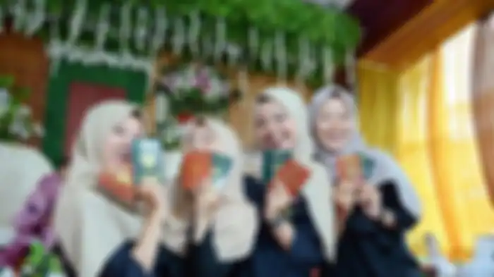 Eti dan Ketiga Anaknya Berfoto dengan Buku Nikah Masing-masing