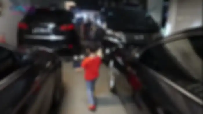 Garasi mobil rumah Rieta Amilia dilengkapi koleksi mobil mewah