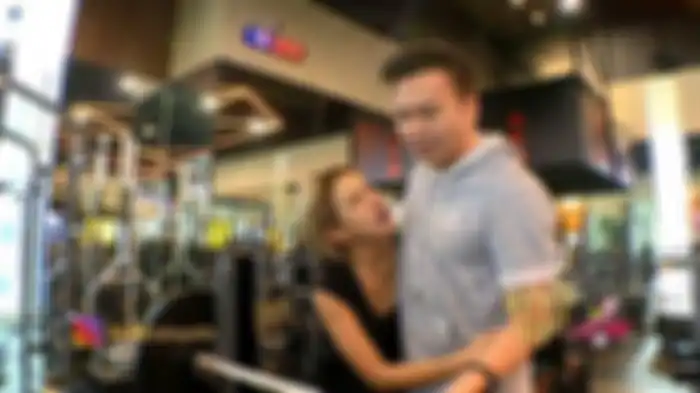 Nikita Mirzani peluk Wijin saat ngegym