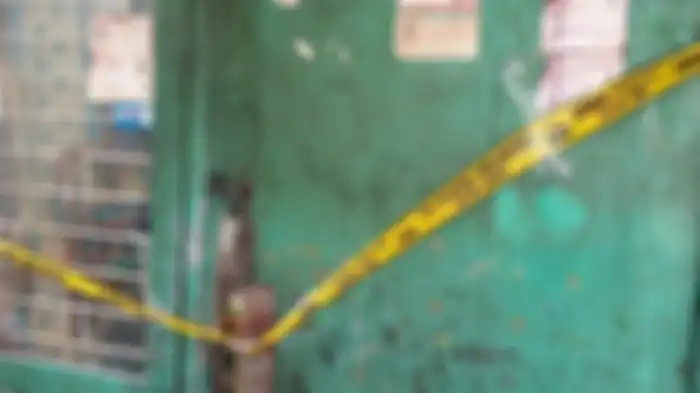 Rumah tersangka di kawasan Sawah Besar, Jakarta Pusat yang menjadi lokasi pembunuhan tampak telah diberi garis kuning polisi, Jumat (6/3/2020). 