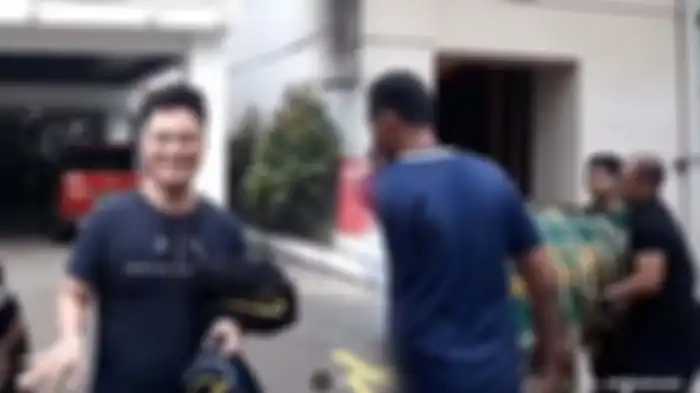 Baim Wong Senyum Antar Jenazah Ibunda ke Peristirahatan Terakhir, Adik Ipar Paula Ikut Angkat Keranda