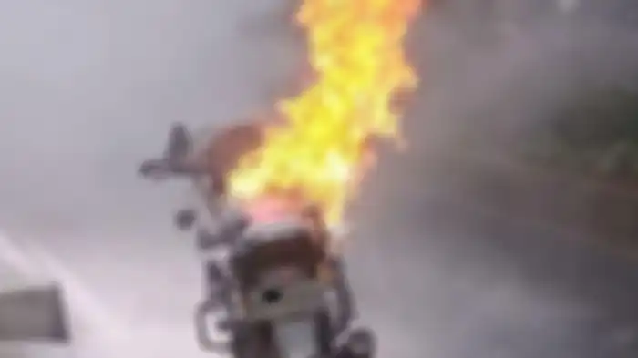 ILUSTRASI. Motor terbakar api.