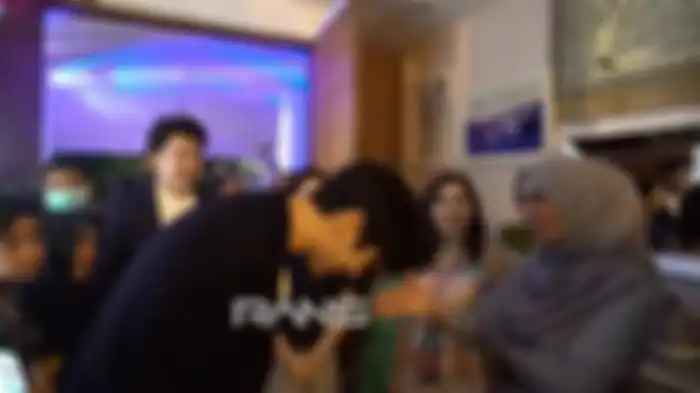 Siwon tampak beri penghormatan kepada ibunda Raffi Ahmad, Ammy Qanita 