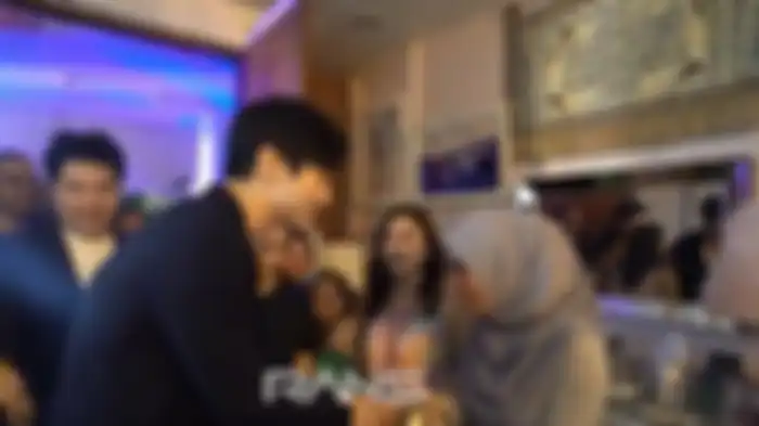 Setelah membungkukkan badan, Siwon langsung menjabat tangan Ammy Qanita  