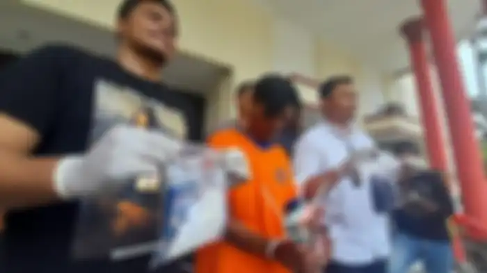 Yunatan, suami yang tega menjual istrinya sendiri untuk layanai seks pria hidung belang di Surabaya.