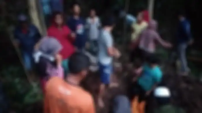  Warga Desa Lebang Manai Utara, Kecamatan Rumbia, Kabupaten Jeneponto, Sulawesi Selatan (Sulsel) digegerkan dengan penemuan mayat di kebun. 