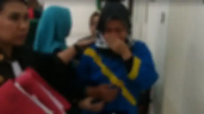 Sutinah tak kuasa menahan tangis setelah dituntut 12 tahun penjara pada sidang di pengadilan negeri Palembang, Rabu (18/3/2020). 