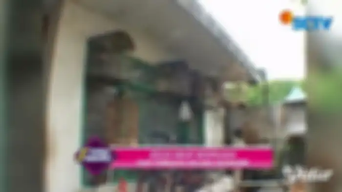 Tampak depan rumah Jennifer Dunn dipenuhi dengan kandang burung