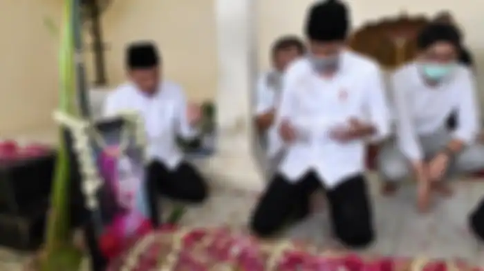 Presiden Joko Widodo (Jokowi) duduk disamping pusara ibundanya Sujiatmi Notomihardjo di pemakaman Keluarga Mundu, Selokaton, Gondangrejo, Karanganyar, Jawa Tengah, Kamis (26/3/2020) (DOK Biro Pers, Media dan Informasi Sekretariat Presiden/Agus Suparto)
