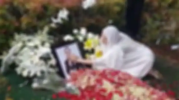 Bunga Citra Lestari mengusaf foto almarhum suaminya Ashraf Sinclair yang dimakamkan di San Diego Hills Memorial Park, Karawang, Selasa (18/2/2020). (Tribunnews.com/Dany Permana)