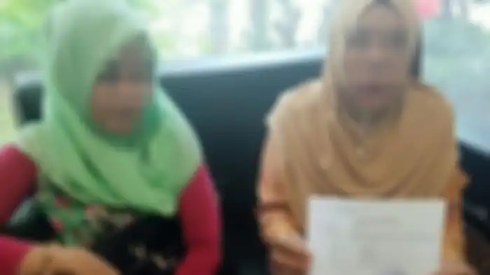 IT (25) bersama ibunya, DM (50) sat di Mapolres Gresik. 