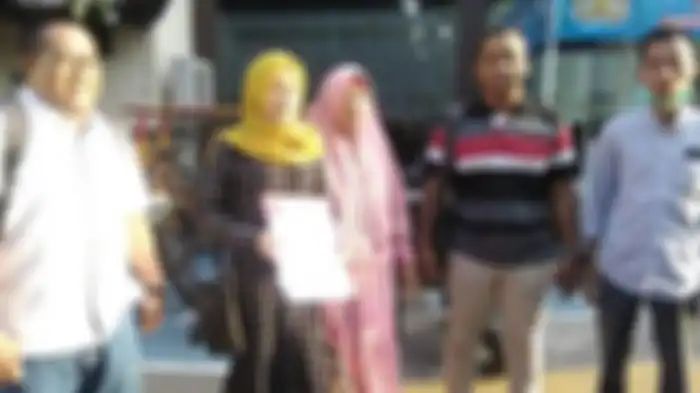Kuasa hukum, Abdullah Syafii (kiri) IT (dua dari kiri) DM (tengah) saat di Mapolres Gresik. 