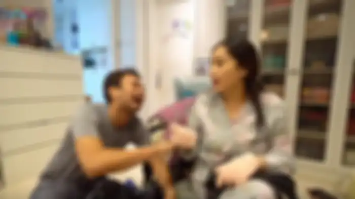 Raffi Ahmad dan Nagita Slavina shock unboxing koper dan mendapati beberapa barang mahalnya hilang digondol pencuri. (Capture YouTube Rans Entertainment)