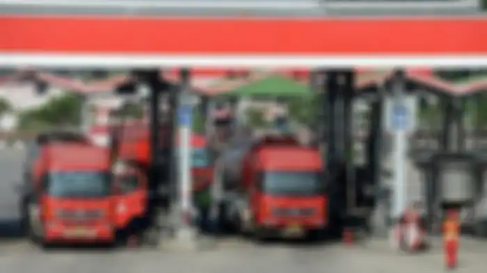 Aktivitas pengisian truk-truk tangki untuk distribusi bahan bakar minyak (BBM) di Depo BBM Pertamina di Plumpang, Jakarta 