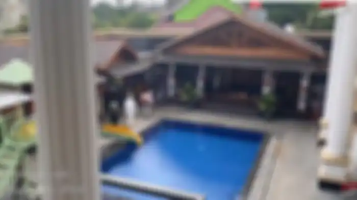 Rumah Sule disemprot disinfektan (YouTube Sule TV via tribunStyle)