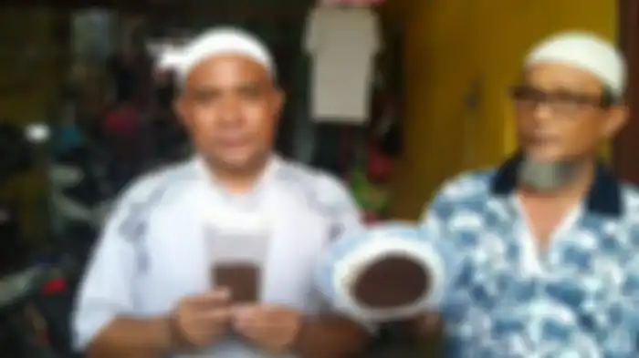 Seorang warga Koja, Iing Sholihin alias Gus Ing (kiri), membuat bubuk biji salak yang diklaim bisa menyembuhkan gejala mirip Covid-19.   