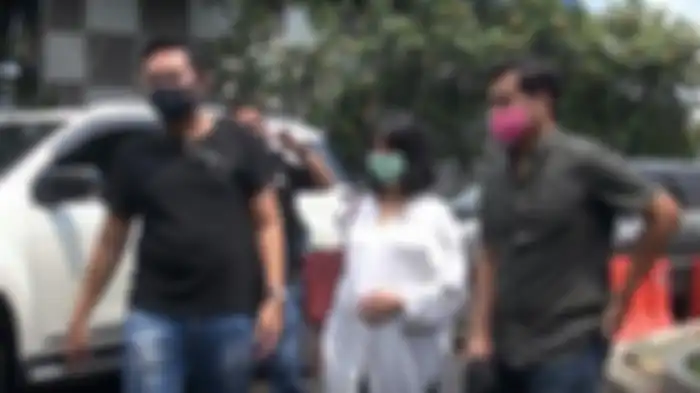 Vanessa Angel kembali dijemput oleh polisi.