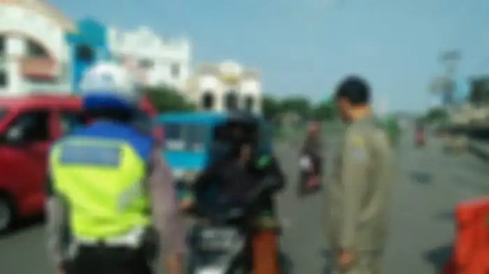 Pengendara motor dicek petugas gabungan persiapan pemberlakuan PSBB di kota Depok, (14/4/20)