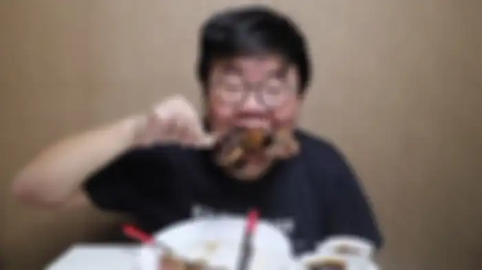Felix Anak Kuliner mencicipi steak BBQ jualan Mama Amy