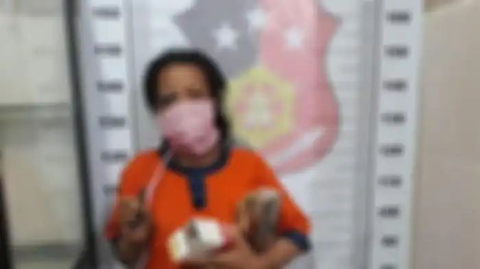 Sumiati, tersangka pencurian rokok di Gresik yang melucuti pakaiannya dan bikin skenario sebagai korban pemerkosaan. 
