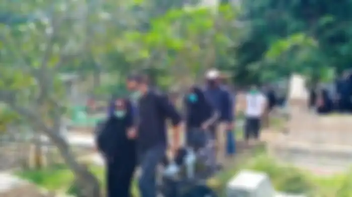 Nunung tiba di pemakaman ibunda.