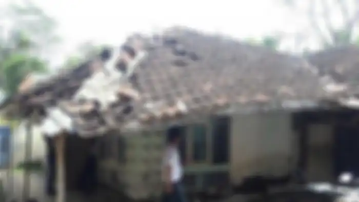 Rumah nenek Minah yang reyot dan hampir ambruk