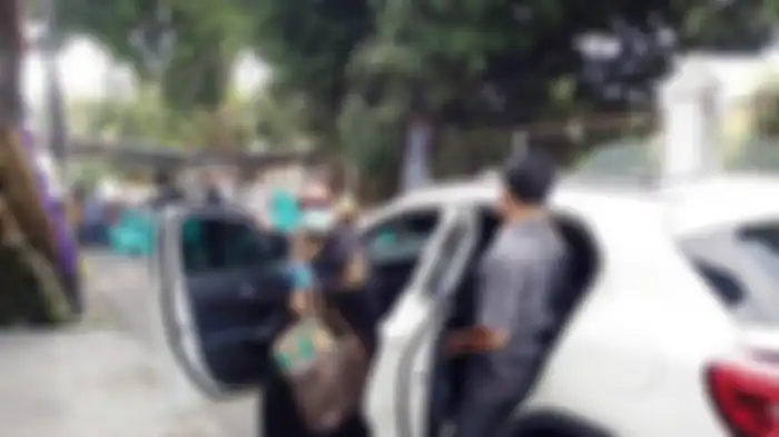 Nunung tiba di rumah duka sang ibunda di Solo