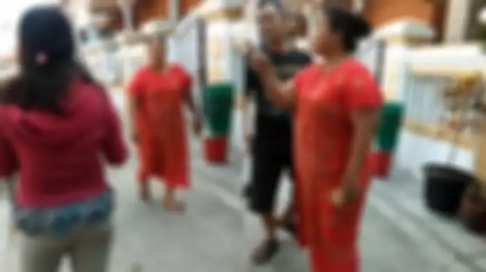 Viral, hanya karena tanya jatah sembako, wanita ini dihajar Bu RT hingga babak belur.