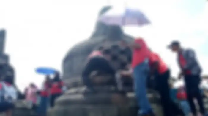 Mulai Sekarang, Jangan Lagi Berani Merogoh Tangan Patung Budha di Candi Borobudur!
