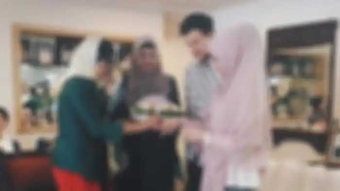 saat lamaran Risty Tagor dan Stuart Collin