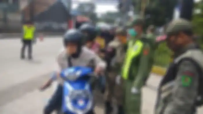 Ilustrasi pemeriksaan pengendara sepeda motor di PSBB Bandung