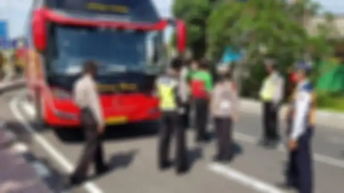 Bus Gunung Harta yang membawa pemudik saat dicegat aparat di Pos Sekat Uma Anyar atau di perbatasan Denpasar-Badung, Kamis (30/4/2020) siang