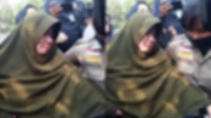Istri pertama Didi Kempot, Saputri di TPU Jatisari yang hanya berjarak sekitar 500 meter dari rumah duka di Dusun Punthuk Pelem, Desa Majasem, Kecamatan Kendal, Kabupaten Ngawi, Jawa Timur, Selasa (5/5/2020).