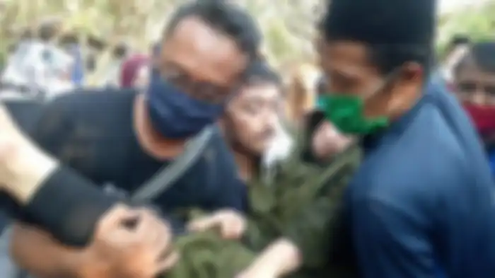 Saputri, istri mendiang Didi Kempot, pingsan ketika pemakaman sang suami di TPI Dukuh Jatiastri, Majasem, Kendal, Ngawi, Selasa (5/5/2020). 