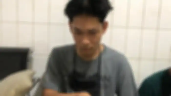 Ferdian Paleka hanya bisa tertunduk saat diledek oleh polisi.