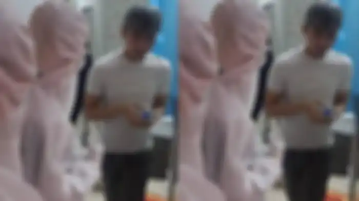 Roy Kiyoshi nampak berjalan sambil ditunggu oleh dua orang yang mengenakan alat pelindung diri (APD) lengkap.