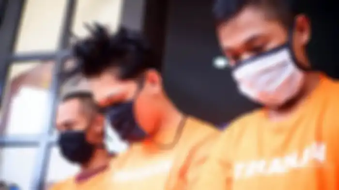 Youtuber Ferdian Paleka digelandang oleh petugas setelah berhasil diringkus oleh jajaran Polrestabes Bandung, Jumat (8/5/2020). Sebelumnya Ferdian Paleka sempat buron, setelah dijadikan tersangka oleh Polisi, akibat ulahnya melakukan aksi penipuan (prank) terhadap para waria di Bandung.