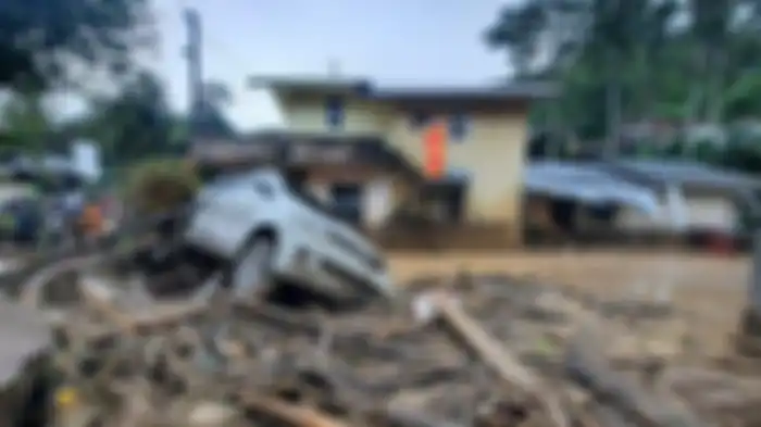 Toyota Avanza yang diterjang banjir bandang di kampung Paya Tumpi Baru, Kebayakan, Takengon, Aceh Tengah