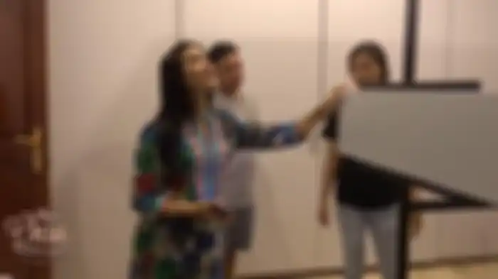 Iis Dahlia capek saat diajak berkeliling rumah Ruben Onsu dan Sarwendah.