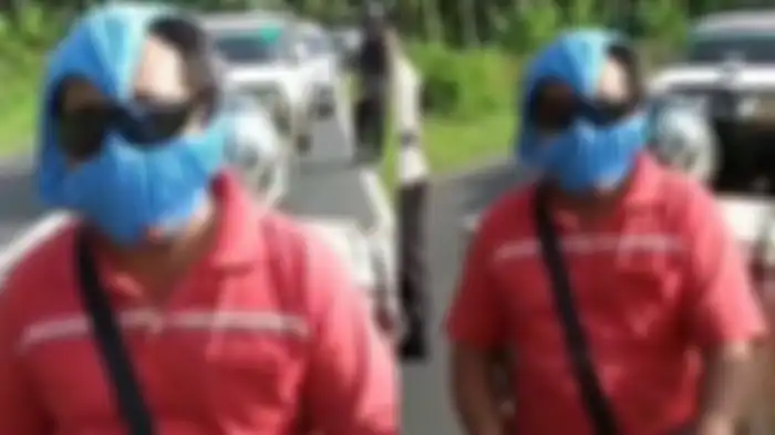 Polisi sampai tertawa ngakak, melihat seorang pemotor menggunakan celana dalam yang dijadikan sebagai pengganti masker.