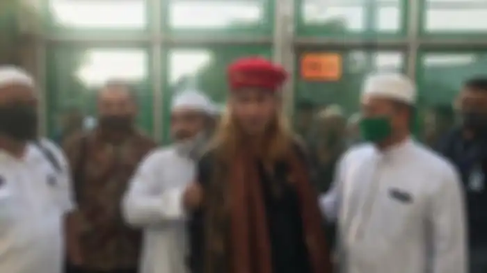 Habib Bahar bin Smith bebas dari Lapas memakai baret merah. 