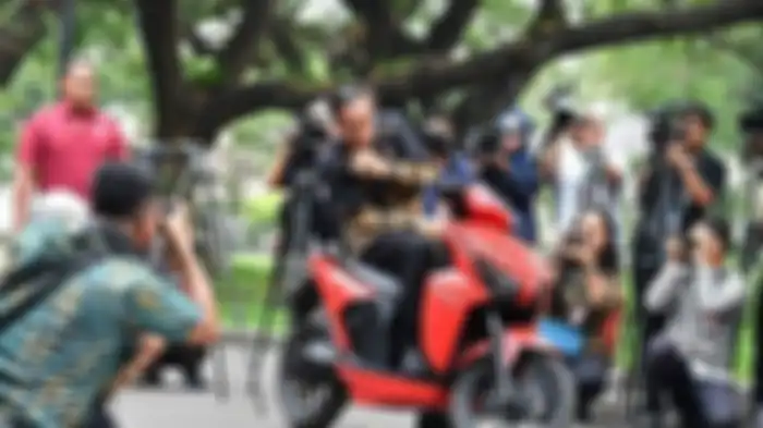 Presiden Jokowi sedang berpose diatas Motor Gesits