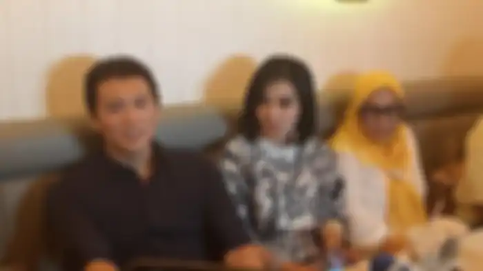 Mujur Dapat Menantu Pengusaha Tajir Melintir, Sikap Asli Ibu Syahrini Pada Reino Barack Terungkap saat Tanpa Sadar Terekam Kamera, Syahrini Hanya Terdiam Sang Ibu Lakukan Ini pada Suaminya 